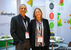 Tomer Ezra ans Sandra Greif from Mehadrin. Mehadrin's head offices are in Israel. Mehadrin focuses on three product groups: citrus, avocado, and dates. Latest growth is focussed on avocadoes.来自 Mehadrin 的 Tomer Ezra 和 Sandra Greif。 Mehadrin 的总部位于以色列。 Mehadrin 专注于三个产品组：柑橘、牛油果和枣。最新的增长集中在牛油果上。
