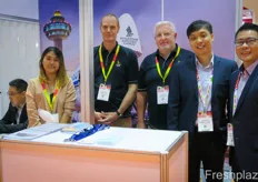 Singapore Airlines Cargo with from left to right Thitiya Banjong, Simon Merrick (Cargo Manager New Zealand), Greig Muir, Raymond Chua and Jeremiah Ho.Singapore Airlines Cargo ，从左到右 Thitiya Banjong、Simon Merrick（新西兰货运经理）、Greig Muir、Raymond Chua 和 Jeremiah Ho。