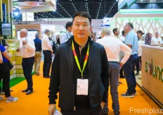 Sam Xie is CEO of Gold Anda Agricultural, a Chinese based import and trade company. The company specializes in imported fruits from Chile to China.谢锦山（Sam）是中国进出口贸易公司金安达农业的首席执行官。该公司专门从事从智利到中国的进口水果贸易。
