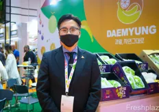 Sean Chae is Sales Manager at DaemYung Corporation from South Korea. The company specialises in grape export to Southeast Asia. Shine Muskat grape is a very popular variety on the regional market.Sean Chae 是来自韩国的 DaemYung Corporation 的销售经理。该公司专业从事葡萄出口东南亚。 阳光玫瑰葡萄是该区域市场上非常受欢迎的品种。
