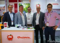 The Polish Fruit Growers Association travelled to Bangkok to promote Polish apple consumption in SouthEast Asia. Poland is the largest apple producer in Europe. With sales to Russia blocked the country is looking for alternative markets. From left to right are Marcin Stasiak from MegaFruit, Mariusz Ziemski from Arctic Fruit & Vegetables, Przemystaw Btadek, Commercial Director at Appolonia, Tomasz Stanko from Arctic Fruit & Vegetables and Pawet Puncewicz from Appolonia. This year Poland has a normal apple crop with good colourization and calibration.波兰水果种植者协会前往曼谷，以促进东南亚的波兰苹果消费。波兰是欧洲最大的苹果生产国。由于对俄罗斯的销售受阻，该国正在寻找替代市场。从左到右分别是 MegaFruit 的 Marcin Stasiak、Arctic Fruit & Vegetables 的 Mariusz Ziemski、Appolonia 的商务总监 Przemystaw Btadek、Arctic Fruit & Vegetables 的 Tomasz Stanko 和 Appolonia 的 Pawet Puncewicz。今年波兰的苹果产量正常，着色和校准良好。