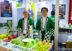 Royal Co., Ltd. are part of the Kyoto Wholesale markets. 90% of the trade the company does are imported fruits, with US cherries and grapes, bananas from Mexico and Ecuador and other fruits from South America. On the photo right is Akinari Iida, Executive Officer at the company.Royal Co., Ltd. 是京都批发市场的一部分。该公司 90% 的贸易是进口水果，包括美国车厘子和葡萄、墨西哥和厄瓜多尔的香蕉以及南美的其他水果。照片右边是公司执行官 Akinari Iida。