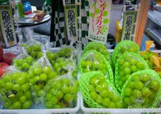 Japanese Shine Muskat grapes are a delicacy in the market.日本阳光玫瑰葡萄是市场上的美味佳肴。