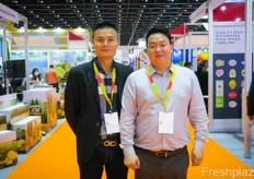 Jiayi Du and Sammy Shan (XuanXuan Shan), Marketing Director, from JinXiang Hopelong Shuifa Agriculture Co., Ltd. The company is exporting Chinese fruit and vegetables, and is looking to explore the import market with new products to be imported into Shandong Qingdao port.来自金乡合龙水发农业有限公司的 Jiayi Du 和市场总监 Sammy Shan (XuanXuan Shan)。该公司出口中国水果和蔬菜，正在寻找新产品开拓进口市场，将新产品进口到山东青岛港。