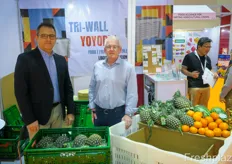 Tri-Wall (Thailand) is part of Turkish company Tri-Wall. The company produces foldable and re-usable crates for international transport. The company is active in Turkey and the Middle-East and is looking to expand in the Asian market. To the left is Hakan Dirgeme, Business Development manager.Tri-Wall（泰国）是土耳其公司 Tri-Wall 的一部分。该公司生产用于国际运输的可折叠和可重复使用的板条箱。该公司活跃于土耳其和中东地区，并希望在亚洲市场扩张。左边是业务发展经理 Hakan Dirgeme。
