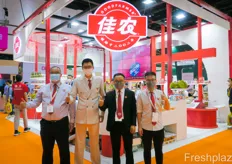 The recognizable stand of GoodFarmer from China. Zhibin Chen is Coconut Purchasing Manager and Zhaodi Li is part of the Durian Planning Department. The company won the Importer of the Year award.来自中国的佳农可识别的展位。陈志斌是椰子采购经理，李兆迪是榴莲策划部的一员。该公司获得了年度进口商奖。