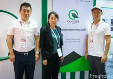 Shenzen Qupai Fruit Co., Ltd is a fruit import company from Southern China. On the photos are Song Wang, Department Manager, Olivia Gong, the General Manager, and John Li, Senior Global Purchase Director.深圳曲牌果业有限公司是一家华南水果进口公司。照片上是部门经理王松、总经理Olivia Gong、高级全球采购总监John Li。