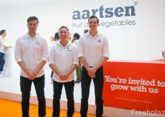 The Asian team of Aartsen Fruit and Vegetables, a Dutch importer and trader with regional offices in Hong Kong.  On the photo are Rik Verspaandonk, Kawai Tam and Wayne Jongerius.荷兰进口商和贸易商 Aartsen Fruit and Vegetables 的亚洲团队在中国香港设有区域办事处。照片上是 Rik Verspaandonk、Kawai Tam 和 Wayne Jongerius。