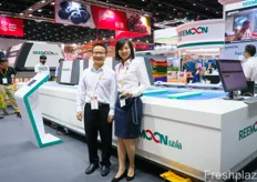 The the left is Dennis Clock, part of the international sales team of Reemoon Sorting Technology. The company has global sales offices and support teams with a presence in Australia, Southern Africa, Mexico, South America and soon also in Spain.左为绿萌国际销售团队的 Dennis Clock。该公司在澳大利亚、南部非洲、墨西哥、南美以及西班牙设有全球销售办事处和支持团队。