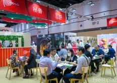Busy conversations at the country pavillion of Peru.在秘鲁国家展馆忙碌的谈话。