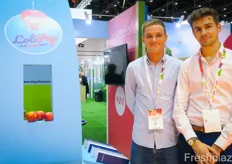 The Innatis Group NN from France holds different apple club  varieties, including Lolipop, Juliet and the Honey Crunch. Representing the company are Ugo Gianola and Bertrand Recoulat.来自法国的 Innatis Group NN 拥有不同的苹果俱乐部品种，包括 Lolipop、Juliet 和 Honey Crunch。代表公司的是 Ugo Gianola 和 Bertrand Recoulat。