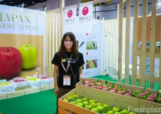 Japanese Aomori apples are famous in Asia. On the photo is Risa Narita, Deputy Manager at Aomori Trading Co., Ltd.日本青森苹果在亚洲很有名。照片上是 Aomori Trading Co., Ltd. 副总经理 Risa Narita。