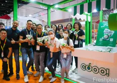 Team photo at Cooo!, a brand of Kingo Fruits. Fresh coconut water in the original coconut was a new trend at the show. This version is from Kingo Fruits under the brand name Cooo!.Kingo Fruits 品牌 Cooo! 的团队合影。原椰子中的新鲜椰子水是展会上的新趋势。该产品来自 Kingo Fruits，品牌名称为 Cooo!。