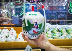 Fresh coconut water in the original coconut is  a new trend at the show. This version is from Kingo Fruits under the brand name Cooo!.原椰子中的新鲜椰子水是展会上的新趋势。此产品来自 Kingo Fruits，品牌名称为 Cooo!。