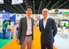 Bayer is expanding into Asia with new team members in Singapore. To the left, Colin Queck, APAC Strategic Accounts and Partnership Manager. To the right is Nico van Vliet, Global Chain Value Development Lead. Visibility and connection with Asian retail is an important strategy for the company.Bayer 正与新加坡的新团队成员一起向亚洲扩张。左边是亚太地区战略客户和合作伙伴经理 Colin Queck。右侧是全球连锁价值开发负责人 Nico van Vliet。与亚洲零售业的知名度和联系是公司的一项重要战略。