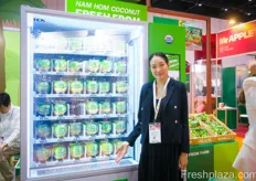 A fresh cononut water vending machine perfectly fits the trend of the freshest fruit juice, with coconut water drinkeable directly from the fruit itself. On the photo is Tiparat Jiamjarasrangsi (Nine) from K Fresh Co. Ltd. from Thailand.新鲜椰子水自动售卖机完美契合最新鲜果汁的趋势，椰子水可直接饮用。照片上是来自泰国K Fresh Co. Ltd.的Tiparat Jiamjarasrangsi (Nine)。