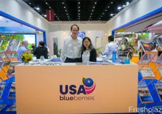 USA Blueberries is actively marketing fresh and dried blueberries in Asia and China. On the photo are Curtis H. Granger, Interim VP Integrated Marketing and Communications, and Mabel Zhuang, the organization's representative in China.美国蓝莓协会正在亚洲和中国积极销售新鲜和干蓝莓。照片上是整合营销与传播临时副总裁 Curtis H. Granger 和该组织在中国的代表 Mabel Zhuang。