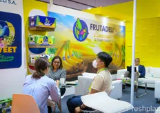 Business conversations at the stand of Frutadeli from Ecuador.厄瓜多尔Frutadeli展位上的商务对话。
