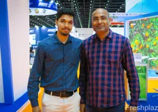 Yogesh Rathrod, Director at Nova Fresco, together with Esmail Karimi from Overseas Enterprises LLC from Oman. The two companies import fruits into India and the Gulf States.Nova Fresco 的总监 Yogesh Rathrod 与来自 Oman 的 Overseas Enterprises LLC 的 Esmail Karimi 一起。这两家公司将水果进口到印度和海湾国家。