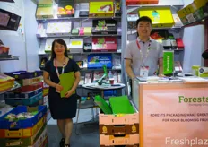 Jessica Jing and Jacob Wang from Forests Packaging, a packaging producer from China. The company has domestic sales and strong exports.来自中国包装生产商 Forests Packaging 的 Jessica Jing 和 王杰 (Jacob)。公司内销外销强劲。