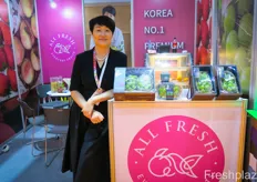 All Fresh is a grape brand from South Korea. Jo Hyang Ran is the CEO and face of the brand, with her personal style and photos visible on the packaging.All Fresh是来自韩国的葡萄品牌。 Jo Hyang Ran 是该品牌的首席执行官和代言人，她的个人风格和照片在包装上可见。