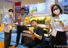 South Korean grower Freshis Co., exports grapes, pears and citrus to the region. Jim Im, second from left, is the company's CEO.韩国种植者 Freshis Co. 向该地区出口葡萄、梨和柑橘。 Jim Im，左起第二位，是公司的首席执行官。