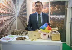 七河生物在中国生产香菇和杏鲍菇。该公司最近开始在波兰和西班牙开始生产，其出口可用于本地生产的冷冻香菇原木。七河生物在美国、日本和韩国也很活跃。 毕舒童是欧洲事业部经理。/ Qihe produces shiitake and King Oyster mushrooms in China. The company recently opened production in Poland and Spain. It exports frozen shiitake logs that can be used for local production. The company is also active in US, Japan and South Korea. Bi Shu Tong is the European Business Development Manager.