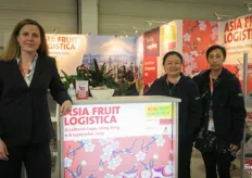 Asia Fruit Logistica 团队：马丽莉（欧洲 & 中东市场经理）Marie Berkefeld、Pitchayanun Suriyatananon 和 Kay Kwok。/ The team of Asia Fruit Logistica with on the photo Marie Berkefeld, Pitchayanun Suriyatananon and Kay Kwok.