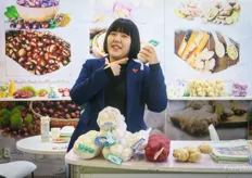 来自中国济宁富源果菜有限公司的沈童（Ella Shen）。今年冬天，全球生姜市场表现强劲。/ Ella Shen at Jining Fuyuan Fruits & Vegetables from China. The global market for ginger is strong this Winter.
