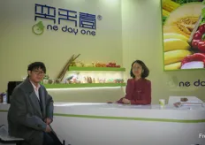 乔红是 OnedayOne Group 旗下山东奕鲜食品有限公司的运营总监，Keith Kao 负责国际销售。/ Hong Qiao is Operation Director and Keith Kao is responsible for International Sales at Shandong Yixian Food Co., Ltd., part of OnedayOne Group.