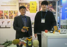 来自 SunForest 的 Jay Hwang，这是一家韩国公司，专门从事芒果、牛油果、甜瓜和其他水果的白利糖度和干物质等无损检测技术。右边是该公司研发中心的工程师 Kang Jeong-Hwan。/ Jay Hwang from SunForest, a Korean company specializing in non-destructive testing technologies for, among other measures, brix and dry matter in mango, avocado, melons and other fruits. To the right is Kang Jeong-Hwan, engineer at the R&D Center.