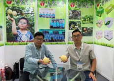 河北天波果业的边庆刚和Leo。公司专注于河北梨的生产和出口 // Gavin Bian and Leo from Hebei TianBo Industry. The Group specialises in Chinese pear production and exports, all from Hebei province.